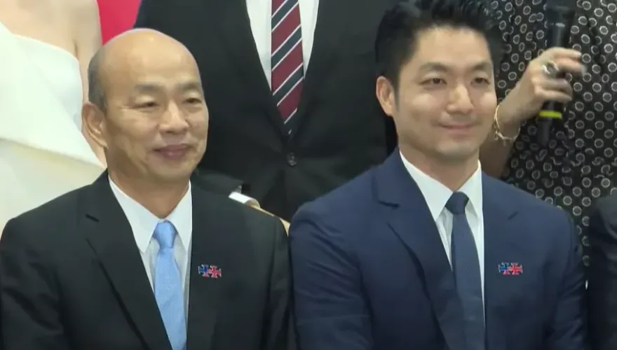 揭國慶亮點！韓國瑜神反應為蔣萬安晚進場解圍　「人長得帥就佔便宜」