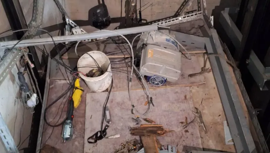 快訊/新北驚悚工安意外！工人搭電梯5樓直墜地面　2受困1人骨折送醫