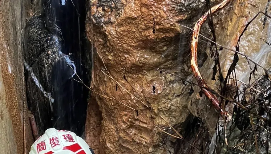 快訊/與死神拔河！萬里擋土牆遭大雨蹂躪突坍塌　6旬翁被活埋受困搶救中
