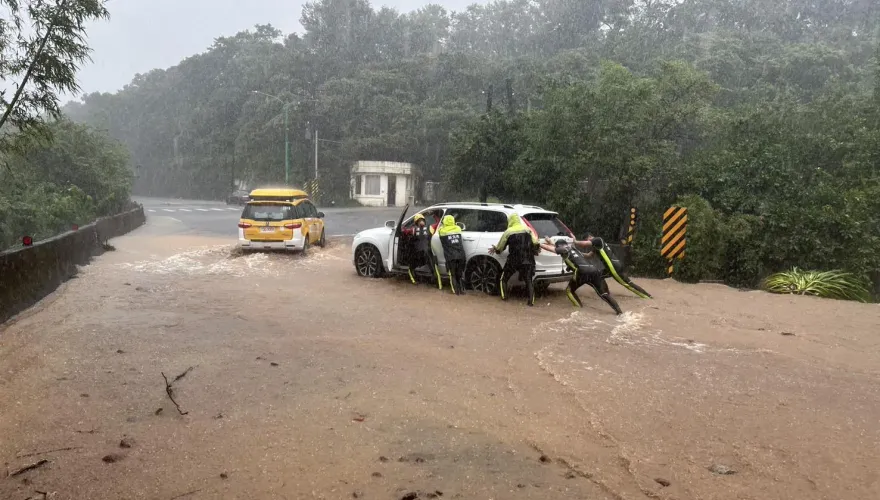 陽明山陽金公路變「黃河」！女駕駛抛錨求救　警消「人工」推車助脫困