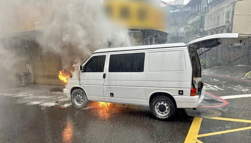 快訊/藝人鳳小岳新北駕露營車突起火　下車逃生幸無受傷
