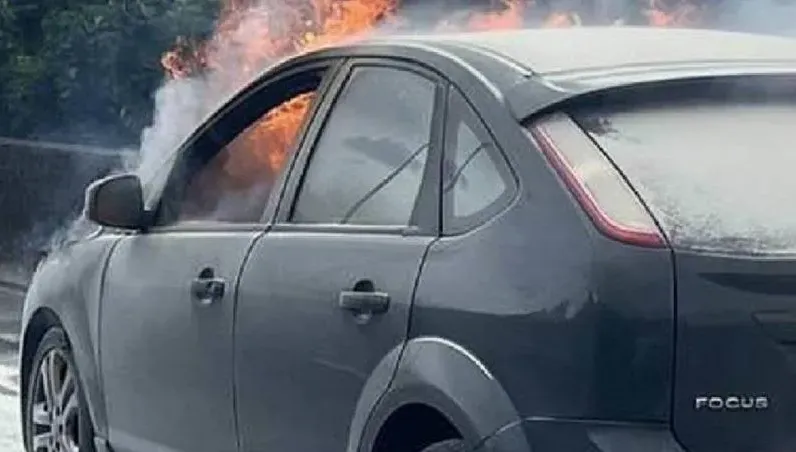 開到一半竄火煙！台74甲轎車「燒成廢鐵」　駕駛急跳車保命