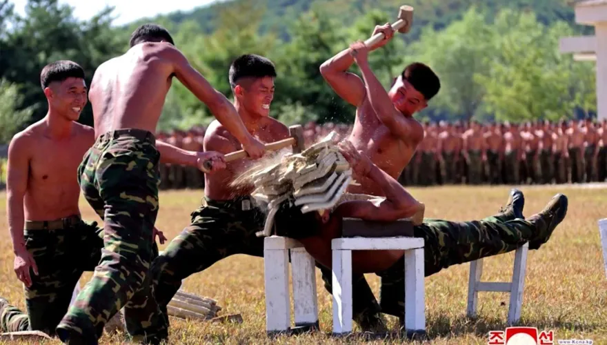 影/靠人間凶器護國？金正恩打造超強特種兵　大秀冰塊腹肌「胸口碎大石」