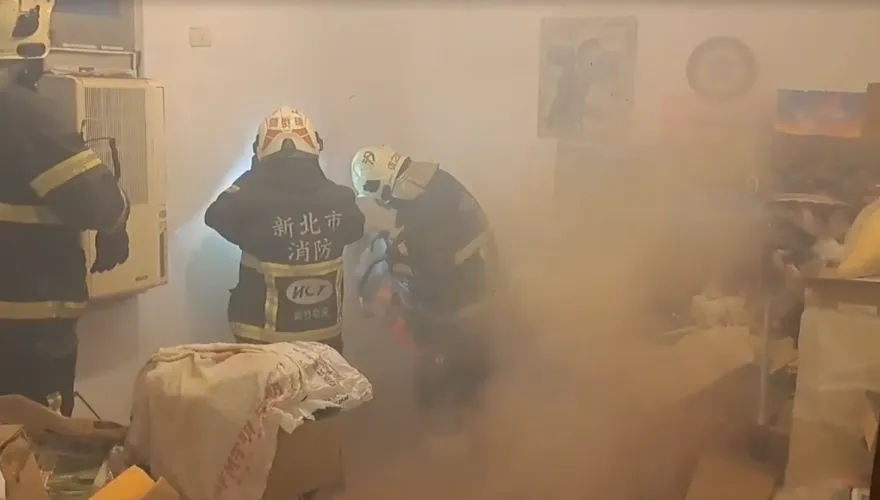 快訊/拆牆救人畫面曝！野柳擋土牆坍塌男遭困3hrs　「下半身麻痺」與老天搶時間
