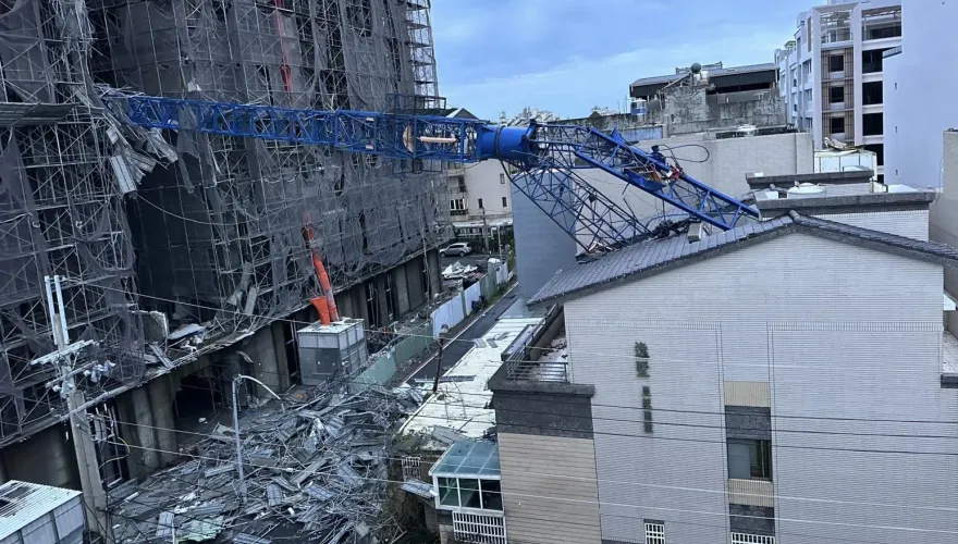 影/超驚悚！東港建案天車從天降砸爛民宅　住戶嚇傻：以為是地震！
