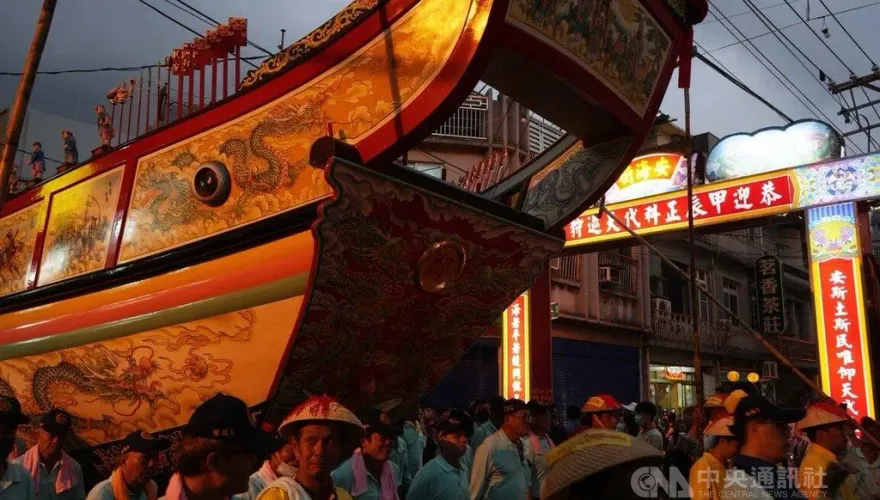 一掃颱風陰霾！屏東東港迎王祭典　遷船遶境擠滿人潮
