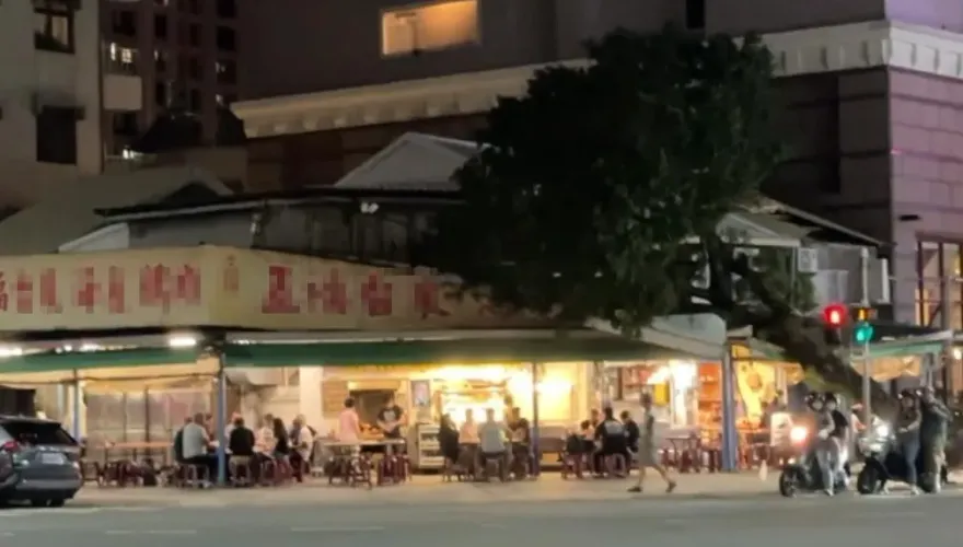 高雄人的氣魄！大樹驚悚斜壓餐廳…人客不甩「大啖鵝肉」　網驚：勇氣可嘉