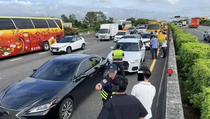 快訊/怎麼會…知名大咖男星趕場爆連環車禍　國1撞一團驚悚畫面曝