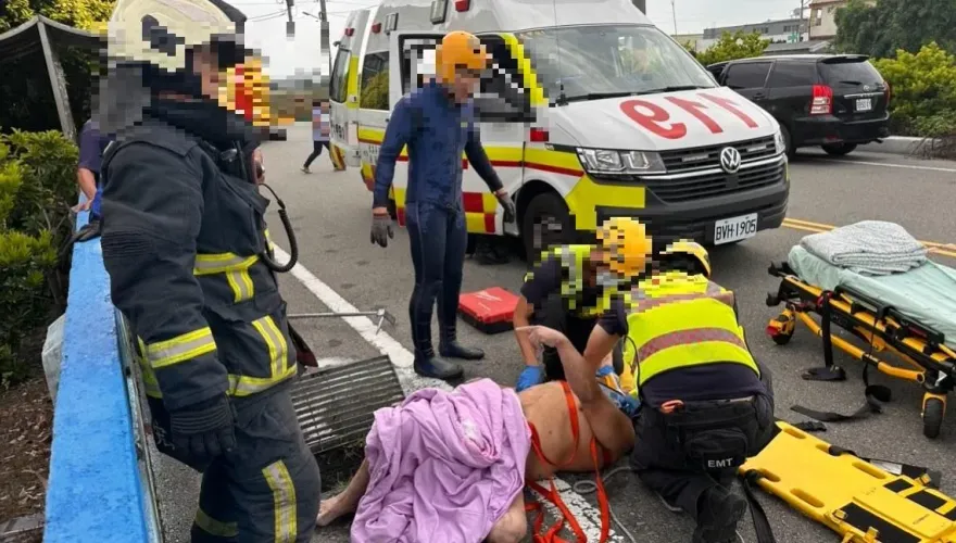 太離奇了！騎士跌落水溝「消失」　警消狂搜卻在50米外加蓋水溝中找到人