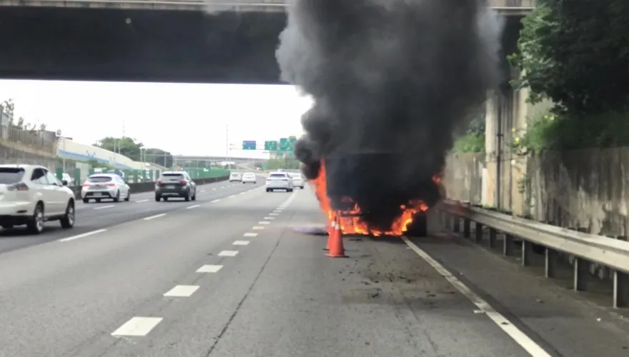 快訊/國道2號驚爆聯結車遭火舌吞噬！「大量黑煙竄天」消防急救援