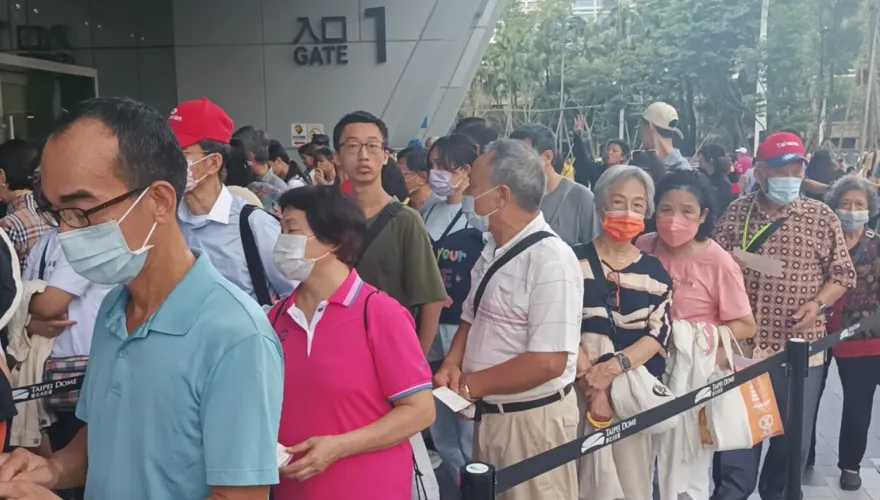 大巨蛋國慶晚會總統級維安　驗票安檢入場人潮爆滿