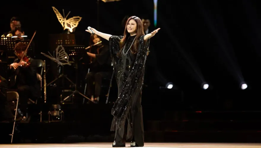 快訊/江蕙閃亮登場！身穿水袖牡丹花裝絕美登台　攜樂隊獻唱〈甲你攬牢牢〉