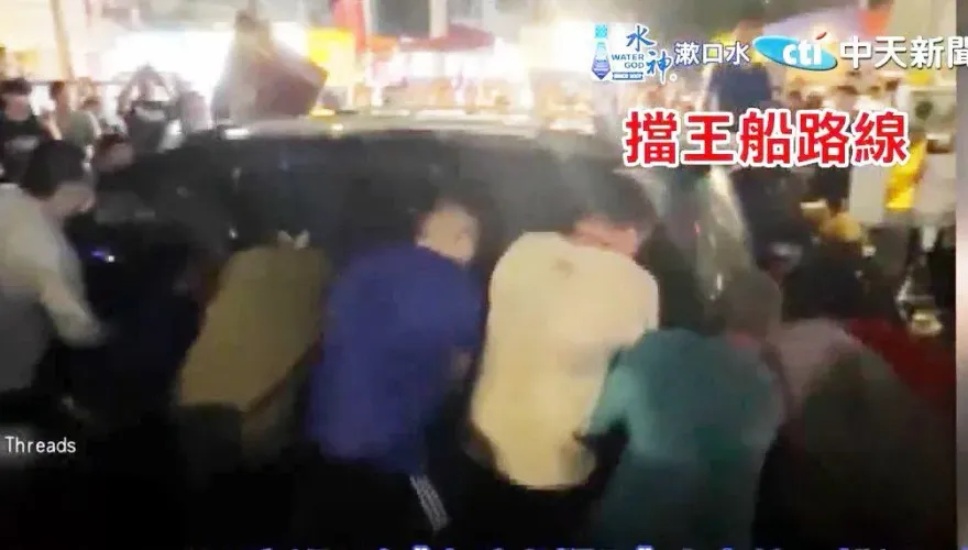 影/神明最大！屏東東港迎王祭王船遶境小插曲　違停擋路車遭信眾「直接抬走」