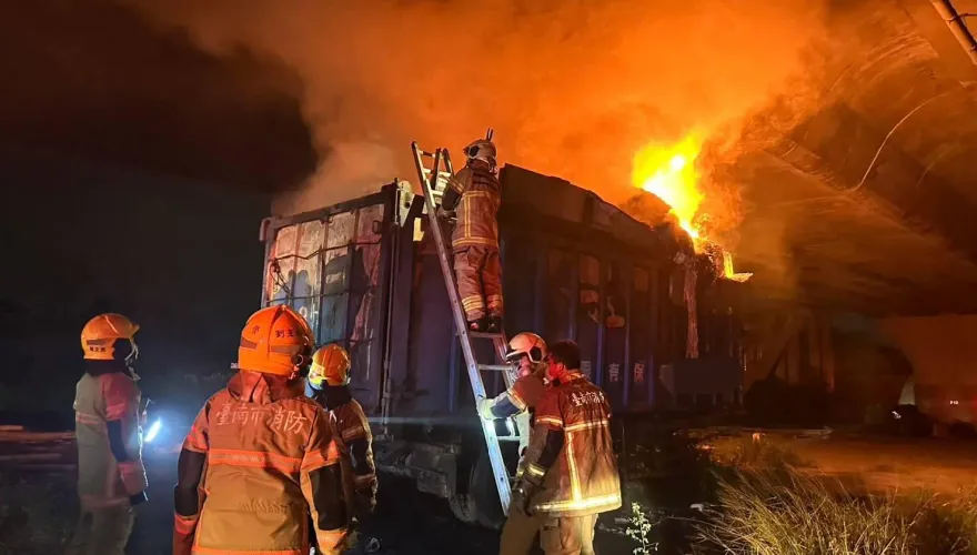快訊/台南無頭車堤防邊燃燒！燃燒物層層疊難撲滅　還出動「抓斗車」支援
