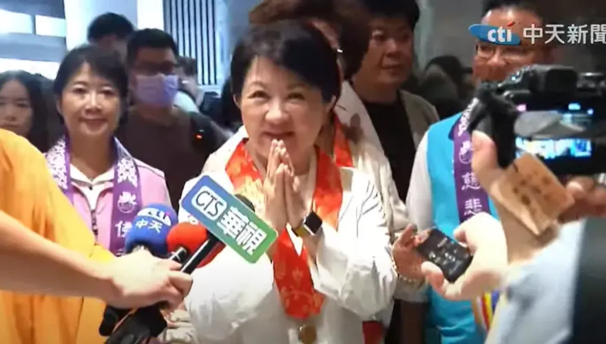 影/燕子禿子驚喜合體！盧秀燕燦笑同框韓國瑜  現場民眾全暴動