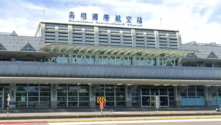 破洞延伸到跑道！高雄機場42個航班延誤　2度關閉搶修