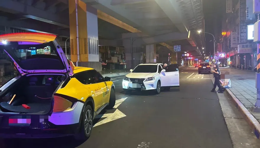 新北中和深夜驚魂！LEXUS休旅車逆向亂開　衝對向車道百公尺撞上計程車