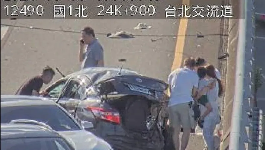 快訊/汐五高架北上嚴重事故！4車連環撞「媽抱小孩站路邊」待援