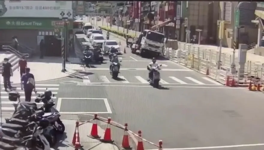 快訊/新莊施工吊掛爆嚴重意外！負重過大貨車側翻　傷亡人數曝光