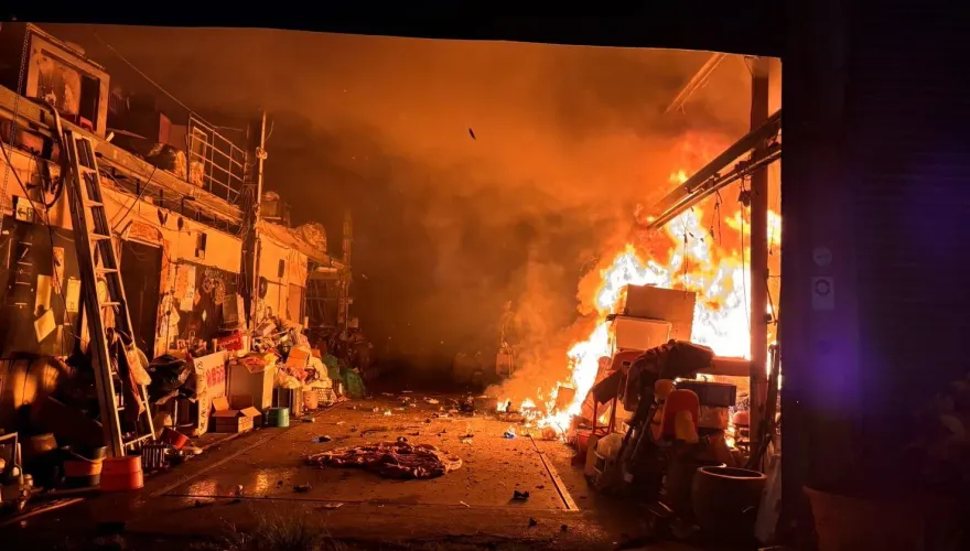 快訊/週末夜不平靜！鹽水廢棄物工廠倉庫惡火狂燒　消防急出動16車26人救援