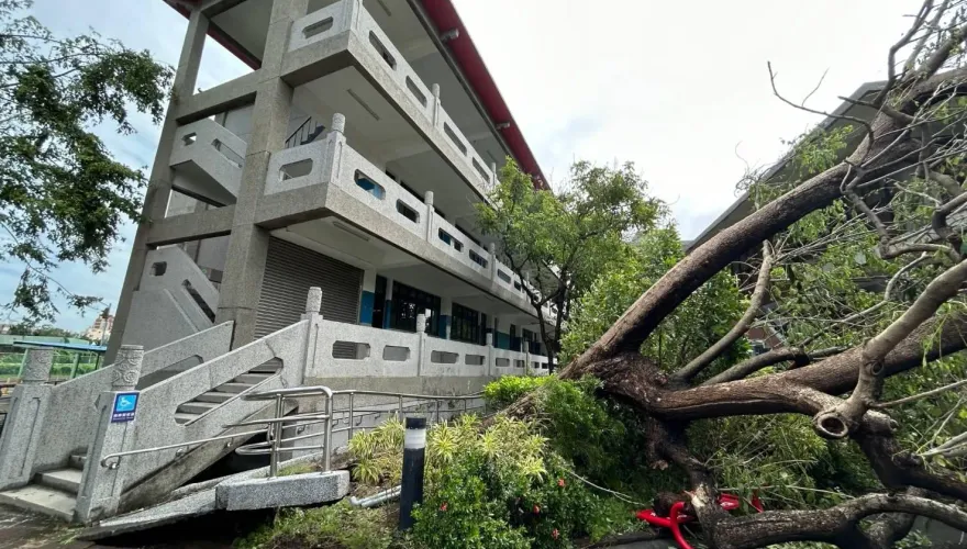 遭山陀兒轟炸！高雄文藻大學天花板坍塌、教室積水　校內一片慘況曝光