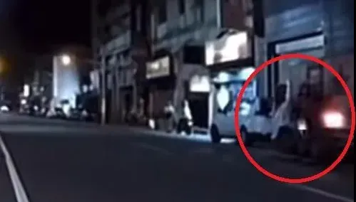 影/這鍋誰揹？路人探頭穿馬路「下秒被二輪高速撞」　網嘆：一個敢衝一個敢撞