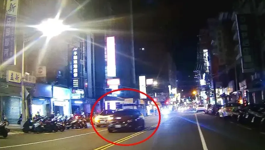 影/新北自小客深夜未開大燈警攔查　乘客攜喪屍煙彈遭查獲