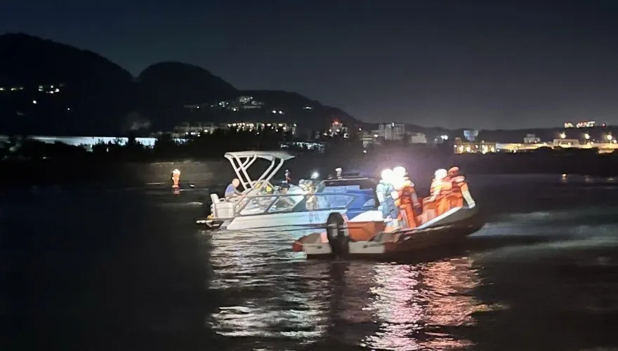 2小船淡水河口擱淺受困　海巡護送6人平安上岸