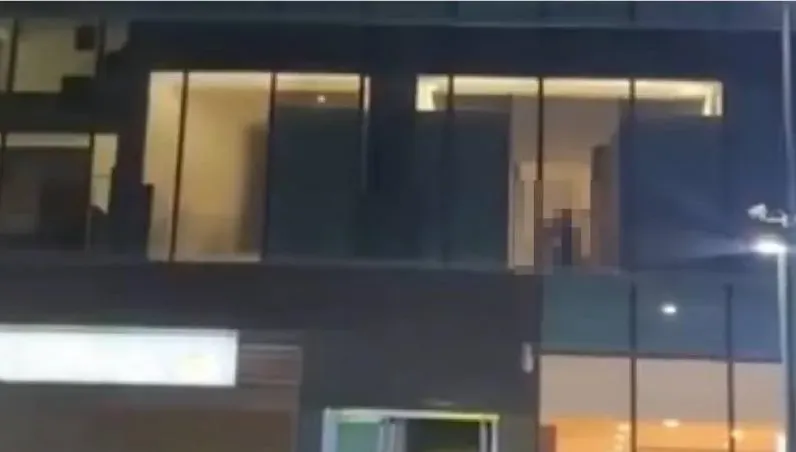 路人羞驚呼！商場女廁裝「大片落地窗」　陸女氣投訴：全被看光了
