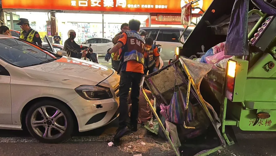 台南爆重大車禍！賓士男直撞垃圾車　疑「未注意車前狀況」7人受傷送醫