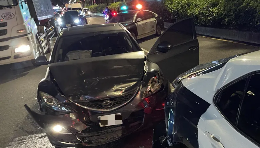 影/又有員警遭毒駕波及！嫌犯高速衝撞警車　手上竟握「喪屍菸彈」電子菸