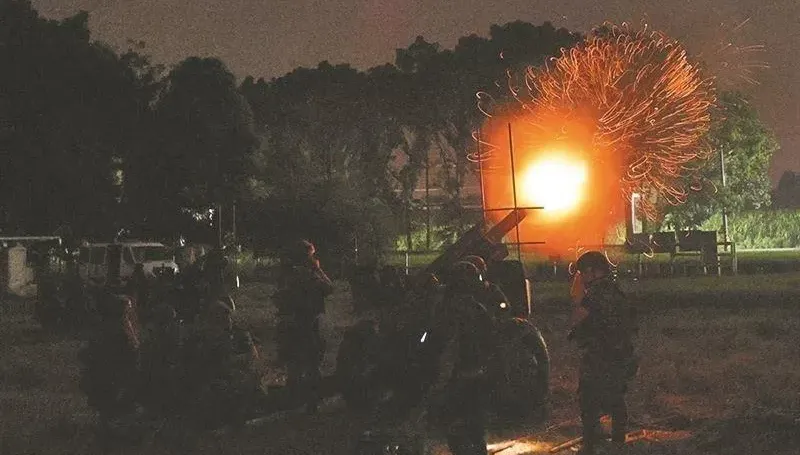 「預備，放！」花防部混合砲兵營夜間射擊火力直擊