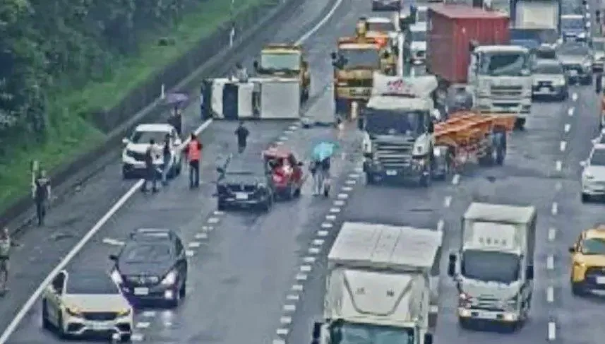 快訊/雨天路滑沒安全距離！國1林口段「大小車9追撞」2婦送醫