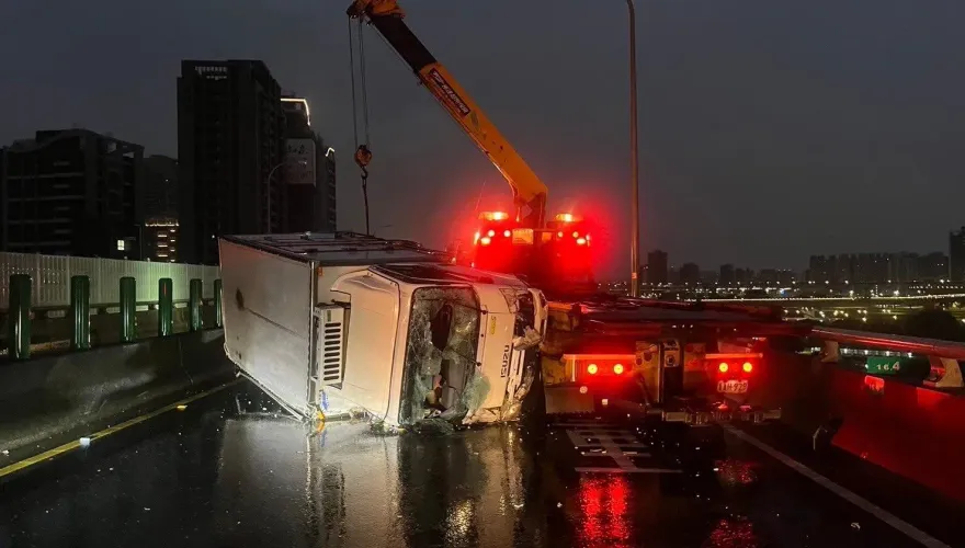 影/翻車、追撞3車撞一團！台64線往五股車禍　最後追尾的受傷