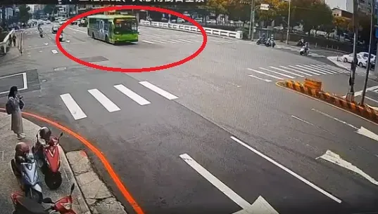 影/女大生之死學不乖！台中公車又出事「闖紅燈」　巡邏警當場攔下