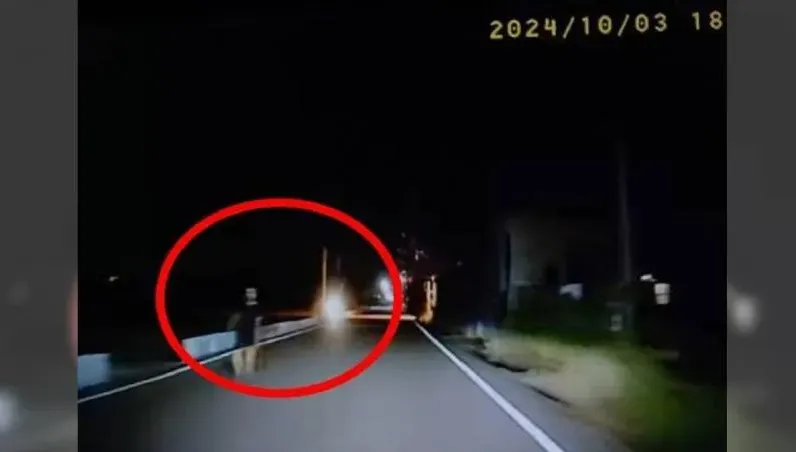 深夜小路上演碰瓷？彰化短褲男見車來「秒蹲趴」　駕駛驚險閃過