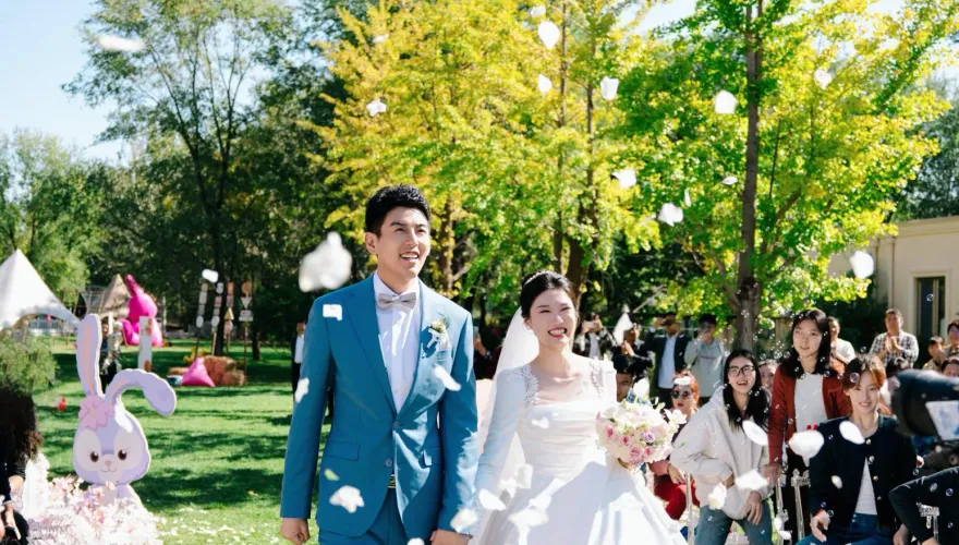 影/28歲陸女排國手大婚！長腿新郎「顏值逆天」　教練郎平攜多名愛將觀禮