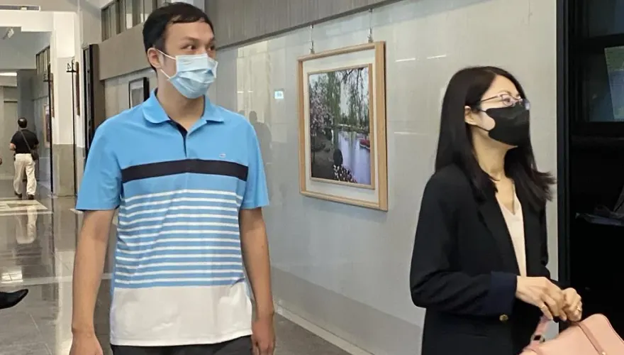 影/5億高中生案今二審！夏姓配偶「8度披戰袍」現身　表情木然