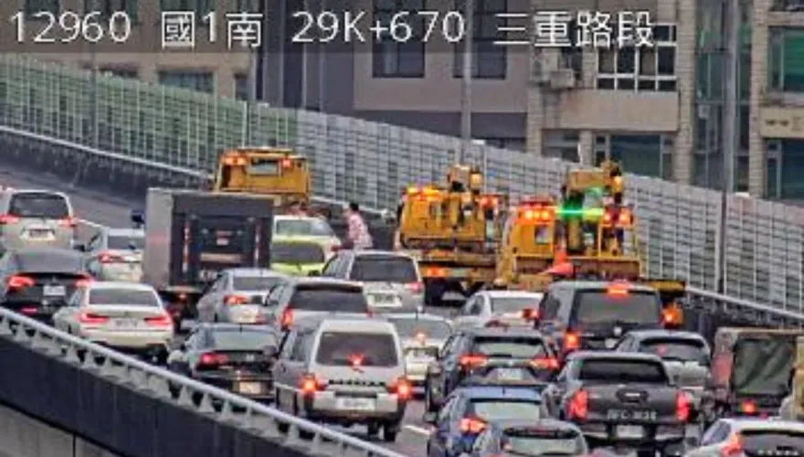 快訊/下班注意！國一高架北上三重路段車禍　貨車、自小客追撞回堵3KM