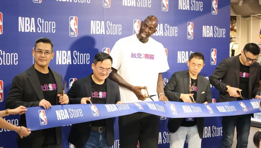 NBA旗艦店重返台北東區！「狼王」Garnett現身開幕　預言塞爾提克將會衛冕