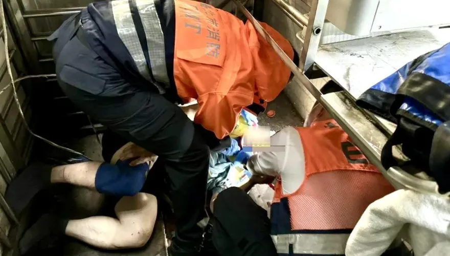 快訊/北市信義區男子墜樓卡3F遮雨棚　頭部撕裂傷意識不清送醫