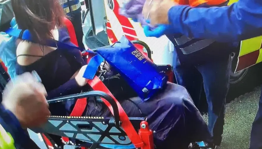 快訊/畫面曝光！北市妙齡女搭公車遭推倒口鼻濺血　警方鎖定犯案男子追緝中