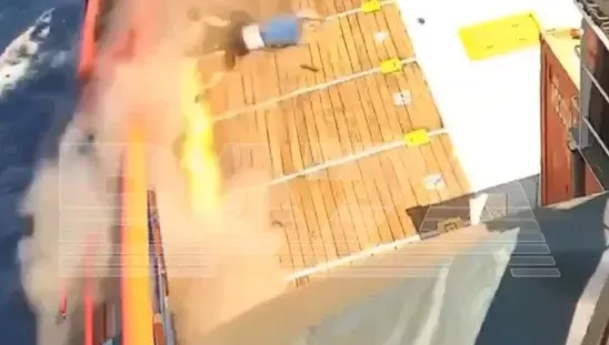 影/孔洞炸出火光！船員「瞬間噴飛」空中翻轉3圈重摔亡　驚悚影片曝