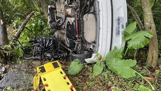 基隆中崙隧道口轎車翻落樹叢！40歲男受困車內　幸無大礙