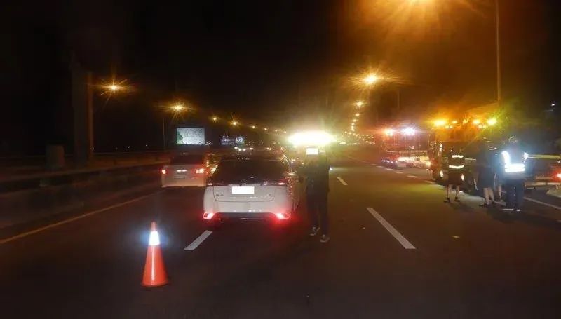 影/台74線添亡魂！63歲獨居伯車陣中穿梭　車輛閃避不及「活活撞死」
