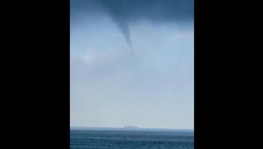 影/奇景！小琉球海面驚見「水龍捲」　目擊民眾嗨翻：很像一條龍