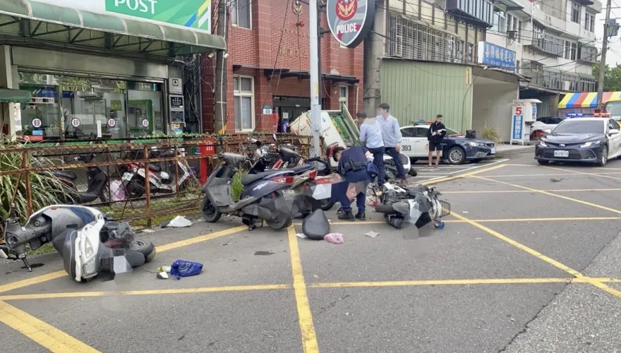 影/警局前砰一聲！三峽小開失眠駕BMW連撞6車　路人噴飛喪命