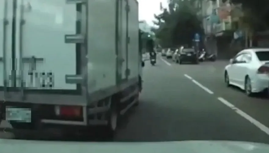 中壢小貨車無腦逼車！急煞擋車、蛇行阻路　遭警逮個正著