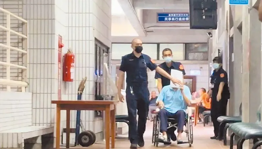 「刑事戰將」林明佐暴瘦坐輪椅認了！出庭嗆法官「邏輯有問題」