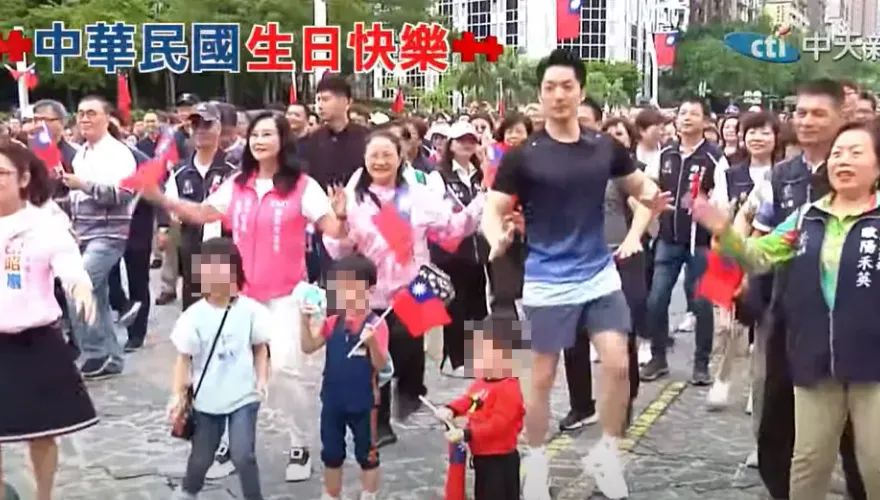 影/蔣萬安2寶再度現身北市國慶！二寶暴風抽高、三寶萌翻　超可愛狂圈粉